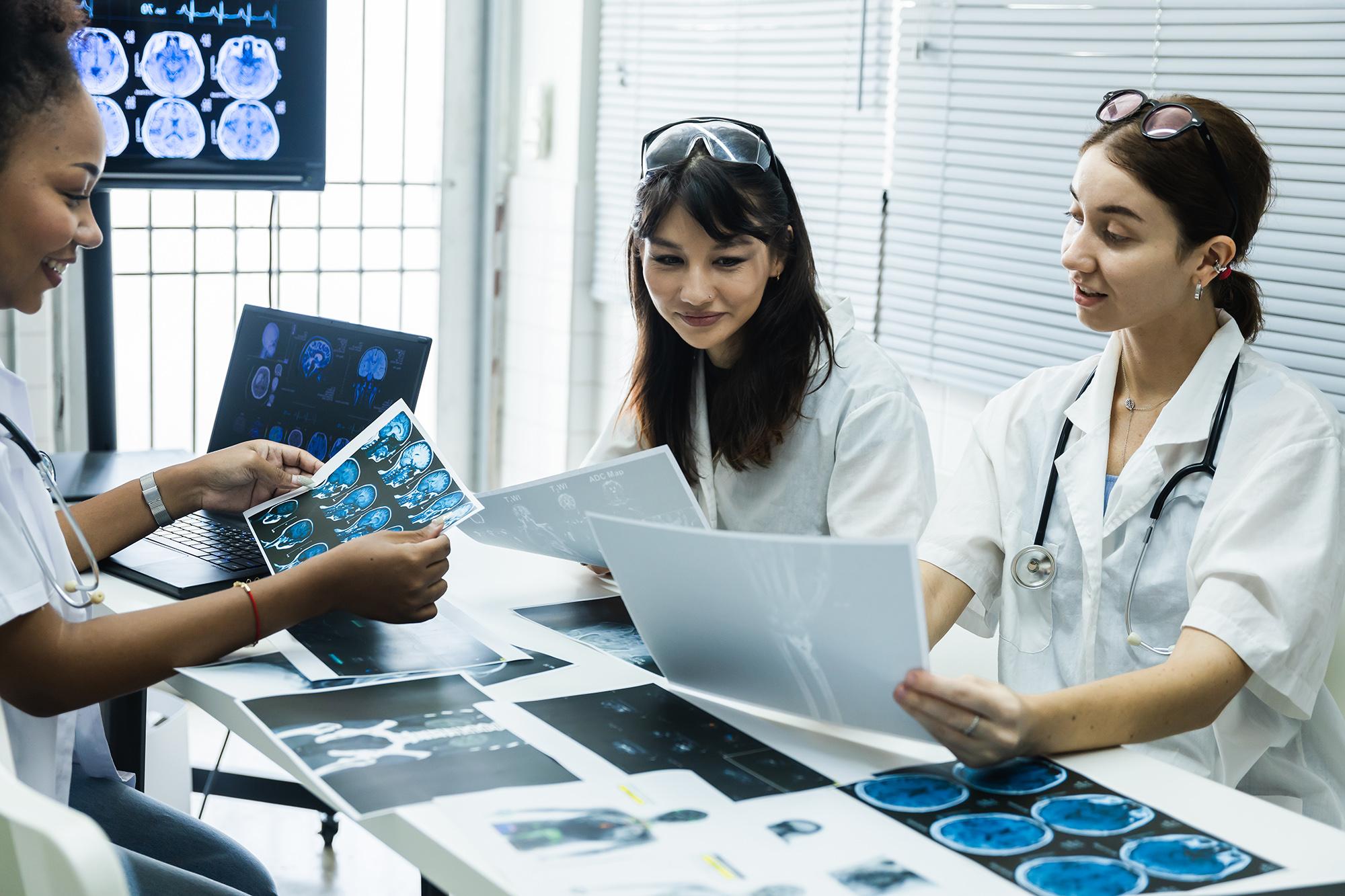 Woman looking at organs in lab class.